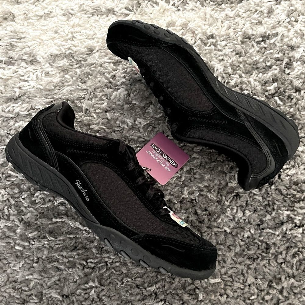 NWT Skechers Breathe Easy Simply Sincere Sneakers